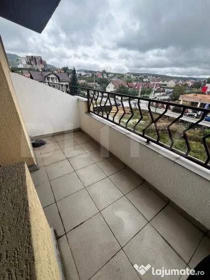 Apartament cu 3 camere semidecomandat în Centura