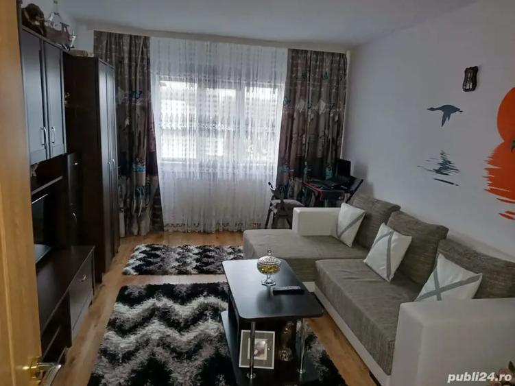 Apartament cu 3 camere decomandat în Pucioasa