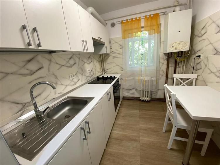 Apartament cu 2 camere decomandat în Podul de Fier