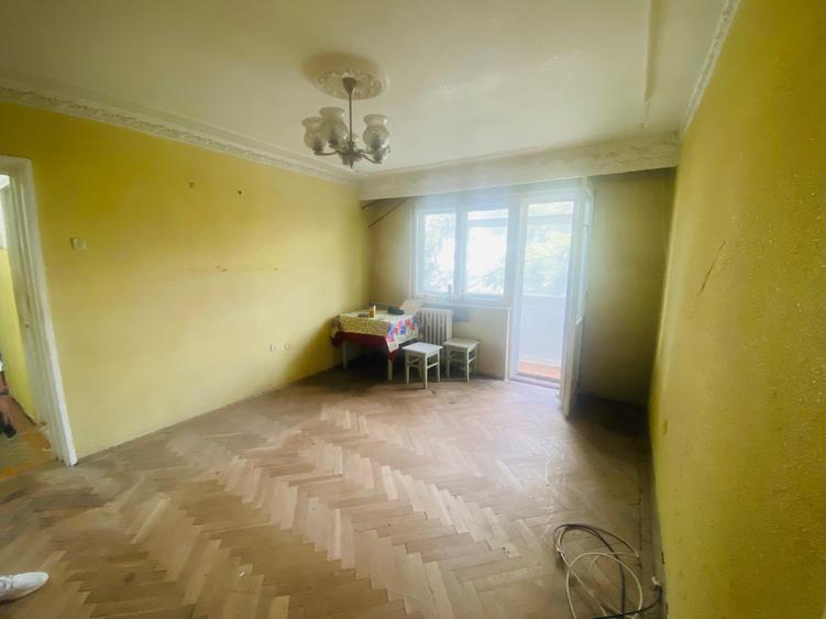 Apartament cu 3 camere semidecomandat în Tomis Nord