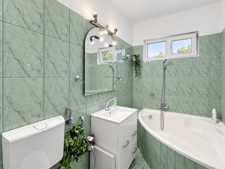 Apartament cu 3 camere semidecomandat, mobilat în Ferdinand