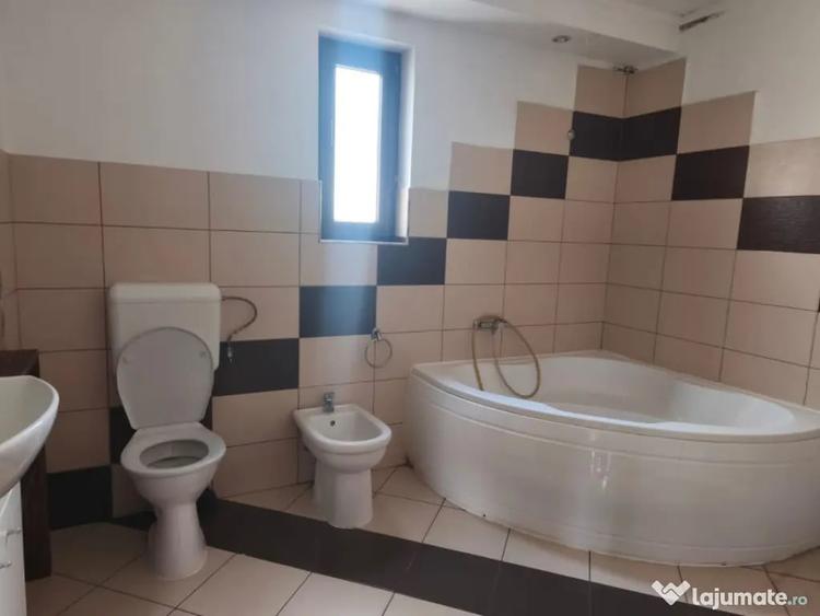Casă cu 5 camere cu Teren 1600 Mp în Central