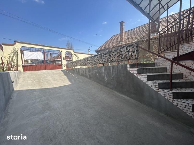 Casă cu 7 camere cu Teren 1300 Mp în Central
