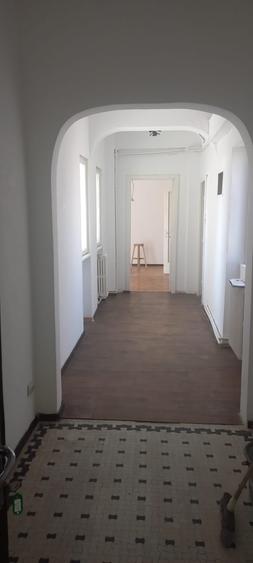 Apartament cu 4 camere semidecomandat în Centrul Istoric