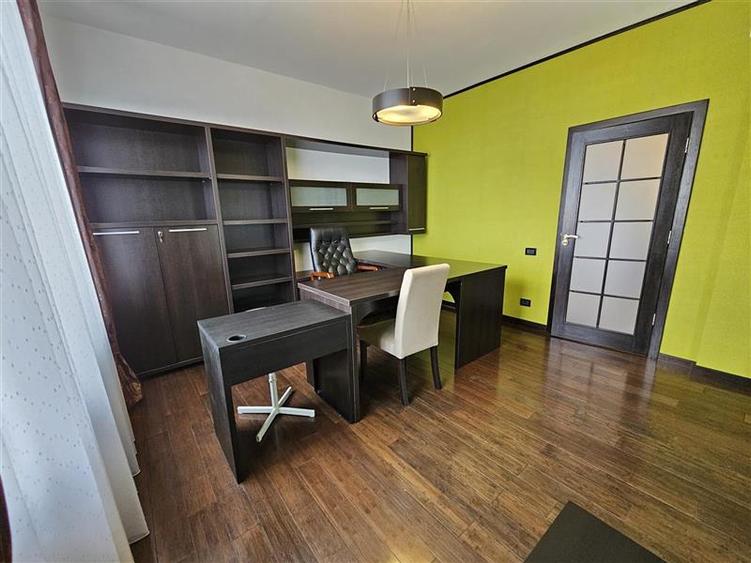 Casă individuală cu 6 camere cu Garaj în Noua