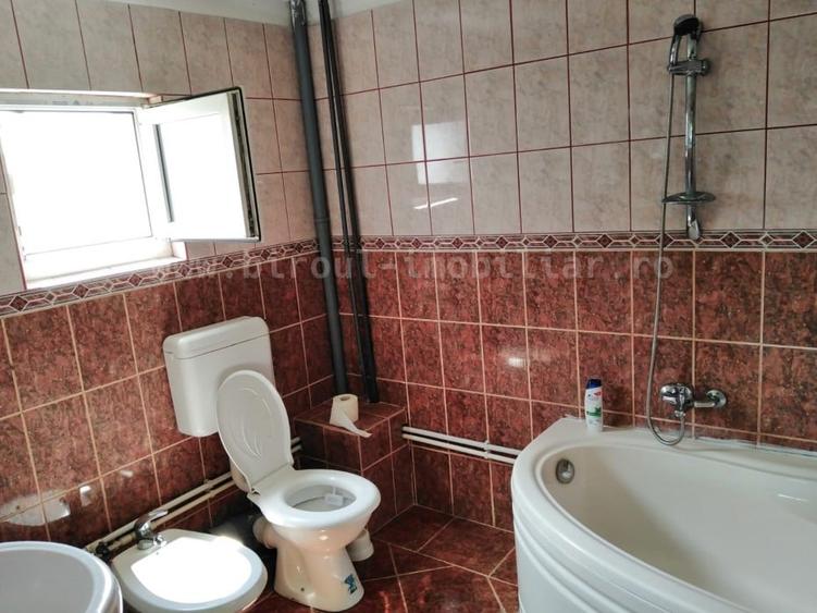 Casă individuală cu 7 camere cu Canalizare în Km 4-5