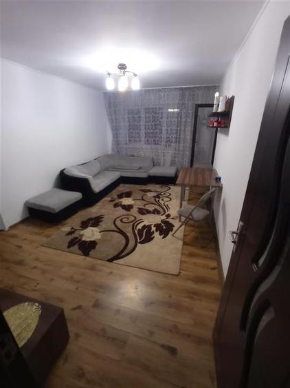 Apartament cu 4 camere semidecomandat, mobilat în Podu Roș