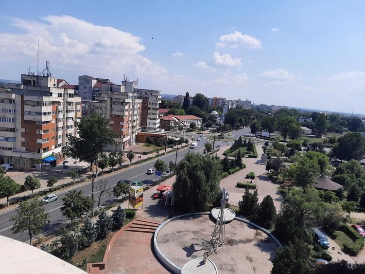 Apartament cu 3 camere decomandat în Central
