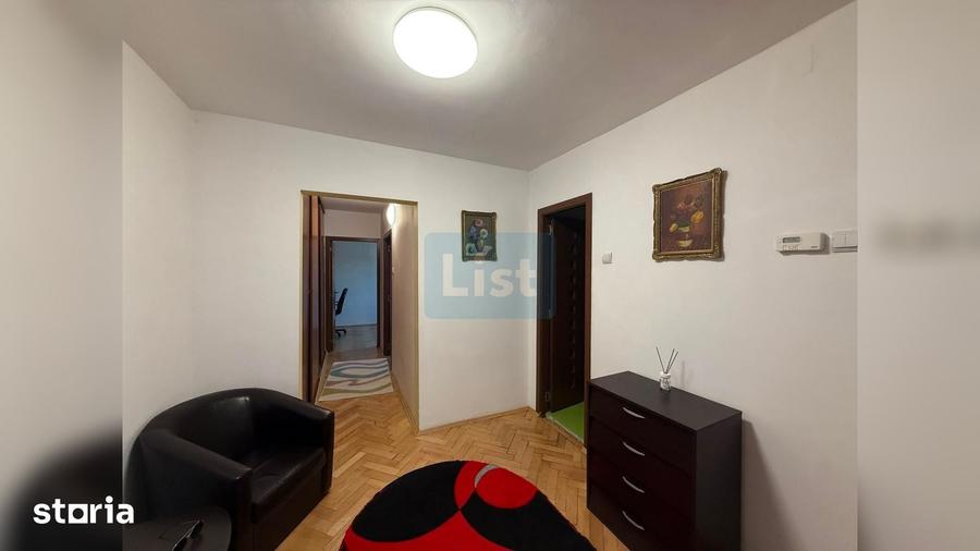 Apartament cu 3 camere semidecomandat în Plopilor