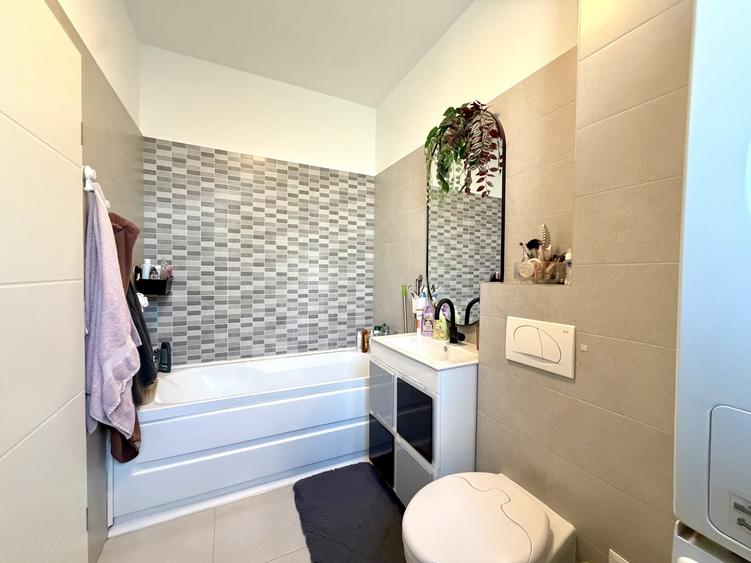 Apartament cu 3 camere semidecomandat, mobilat în Dumbrăvița