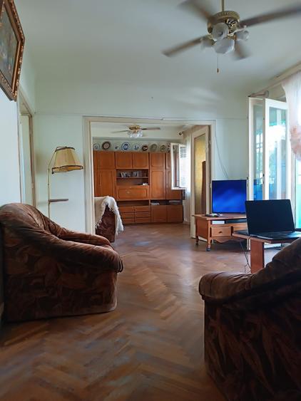 Apartament cu 3 camere semidecomandat, mobilat în Dacia