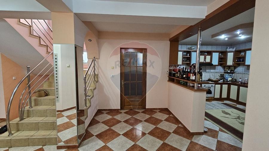 Casă individuală cu 17 camere cu Teren 1080 Mp în Obcini