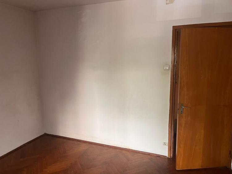 Apartament cu 4 camere semidecomandat în Moșilor