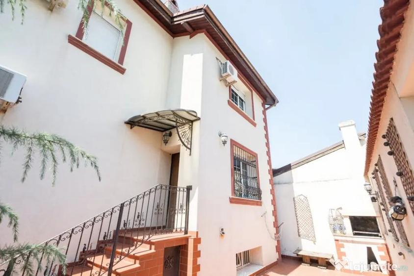 Casă cu 7 camere cu Teren 280 Mp în 1 Mai
