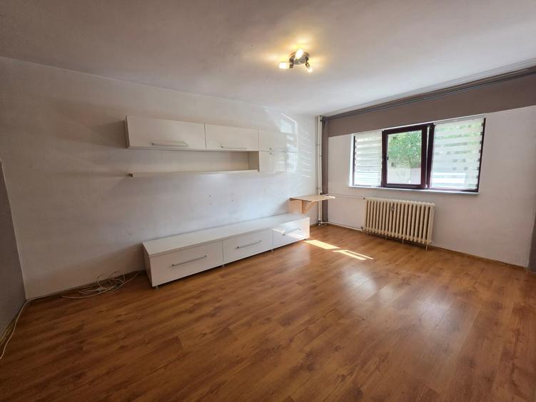 Apartament cu 2 camere decomandat în Titan