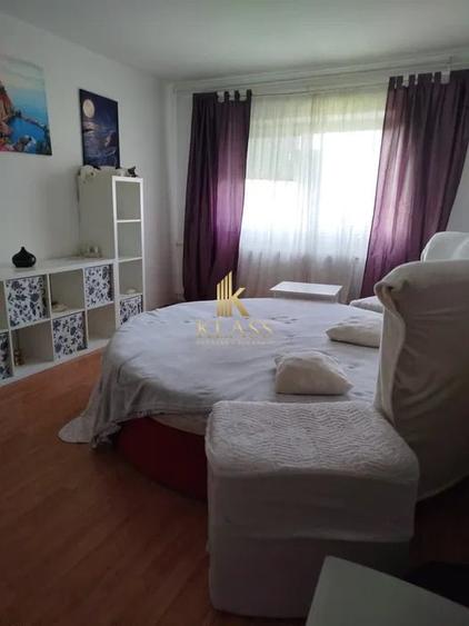 Apartament cu 4 camere semidecomandat, mobilat în Băneasa