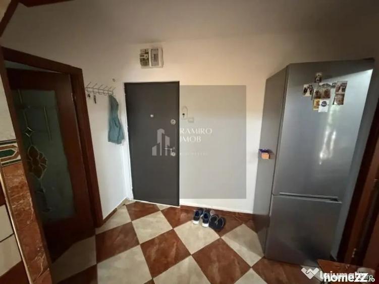 Apartament cu 3 camere semidecomandat în Alexandru Obregia