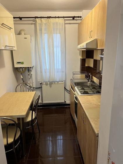 Apartament cu 3 camere semidecomandat în Mircea cel Bătrân