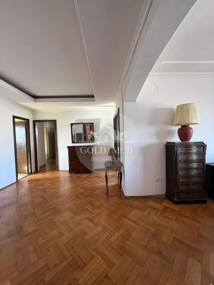 Apartament cu 3 camere circular în P-ța Universității