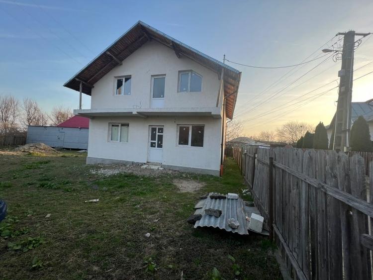 Casă individuală cu 4 camere cu Canalizare în Valea Călugărească