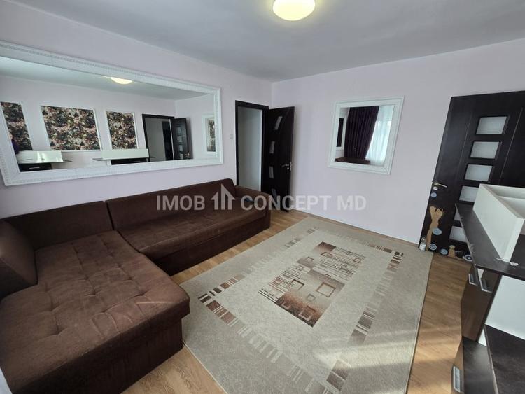 Apartament cu 3 camere semidecomandat, mobilat în Nord