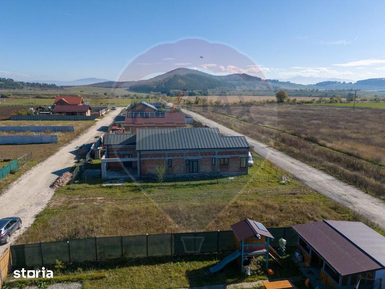 Casă cu 6 camere cu Teren 500 Mp în Bod