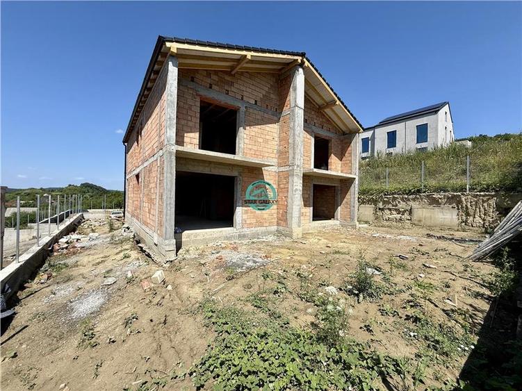 Duplex cu 4 camere cu Canalizare în Corunca
