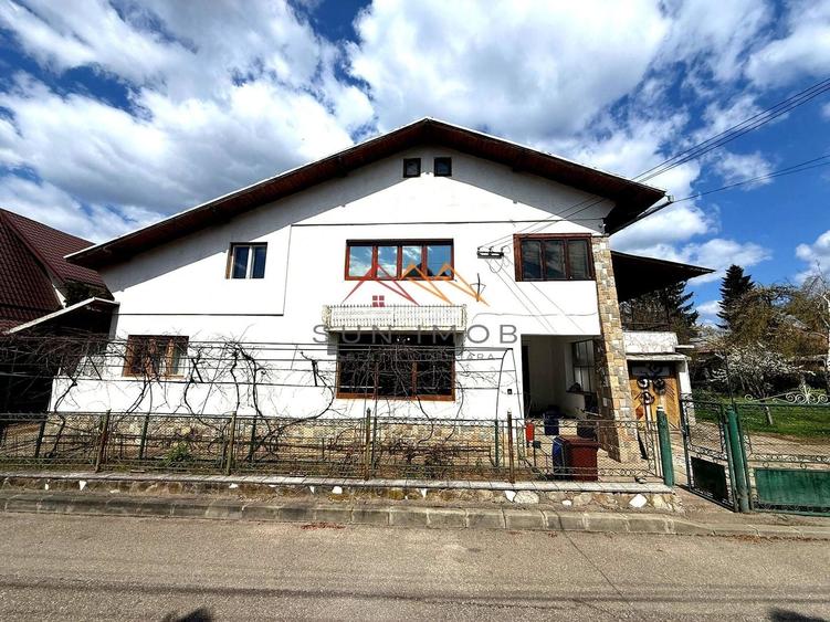 Casă cu 8 camere cu Canalizare în Câmpinița