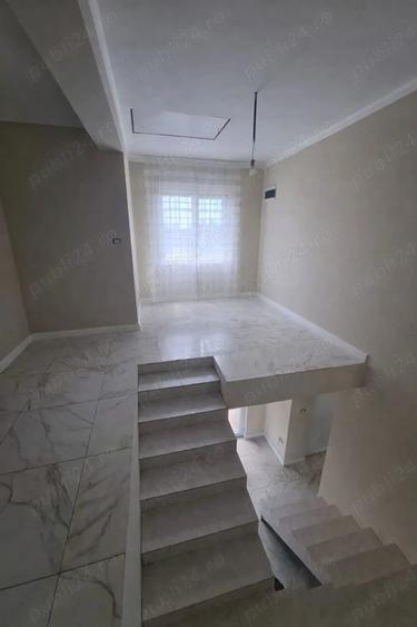 Casă cu 5 camere cu Teren 350 Mp în Vladimirescu