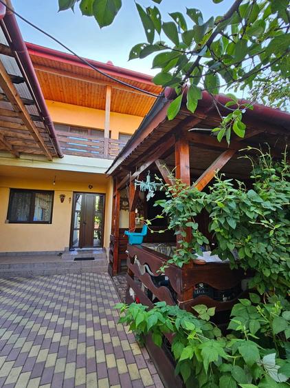 Casă individuală cu 7 camere cu Teren 250 Mp în Andronache