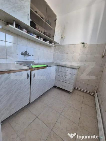 Apartament cu 3 camere semidecomandat în Dâmbu Pietros