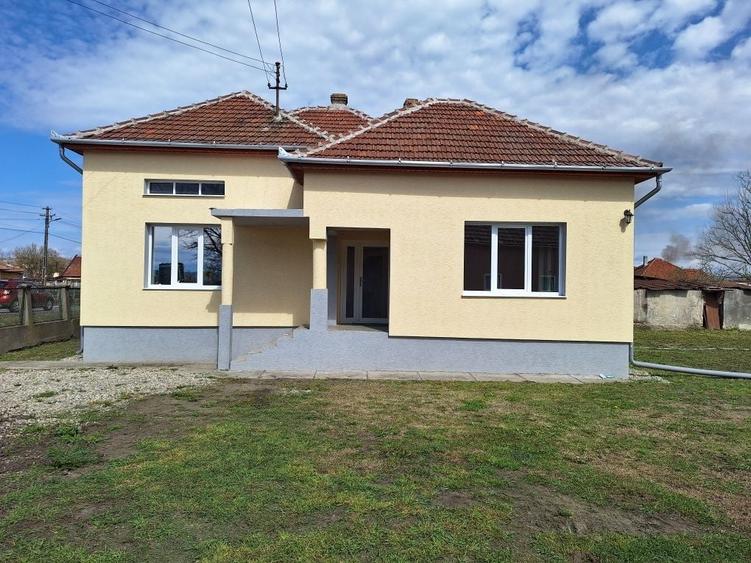 Casă cu 3 camere decomandat în Strei