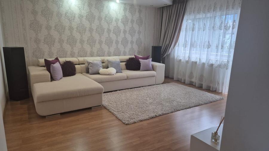 Apartament cu 3 camere decomandat în Movilei