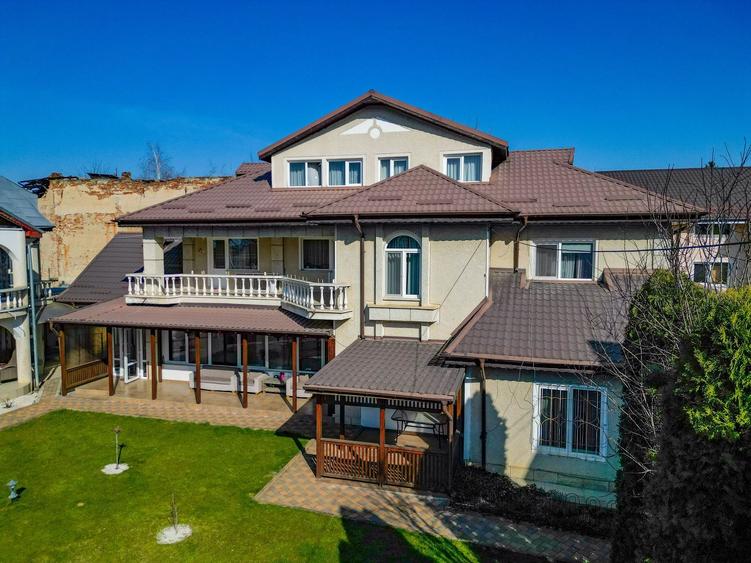 Casă individuală cu 8 camere cu Canalizare în Central