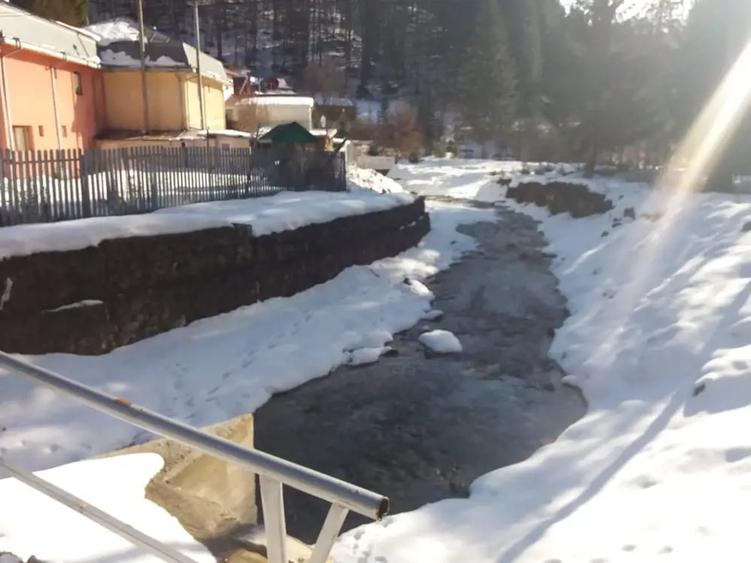 Casă cu 5 camere cu Teren 550 Mp în Lepșa
