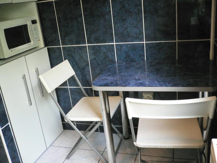 Apartament cu 3 camere semidecomandat, mobilat în Gorjului