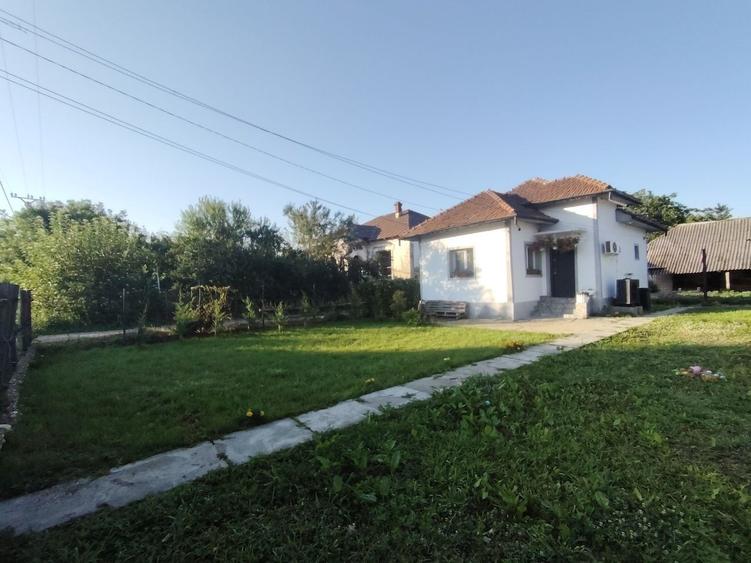 Casă cu 3 camere în Moara Mocanului