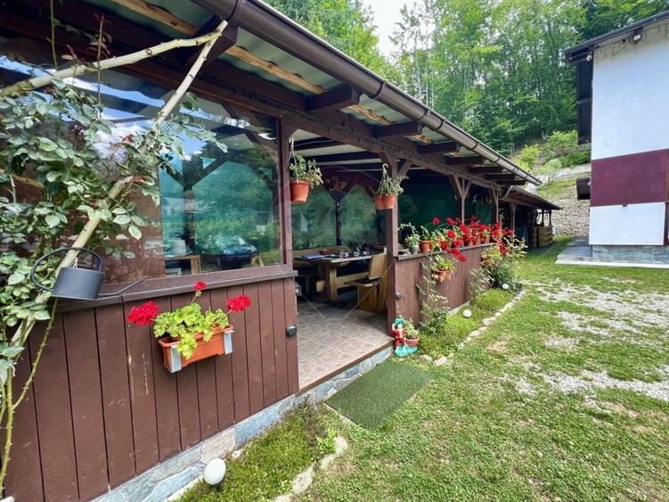 Casă individuală cu 8 camere cu Teren 575 Mp în Porumbacu de Sus