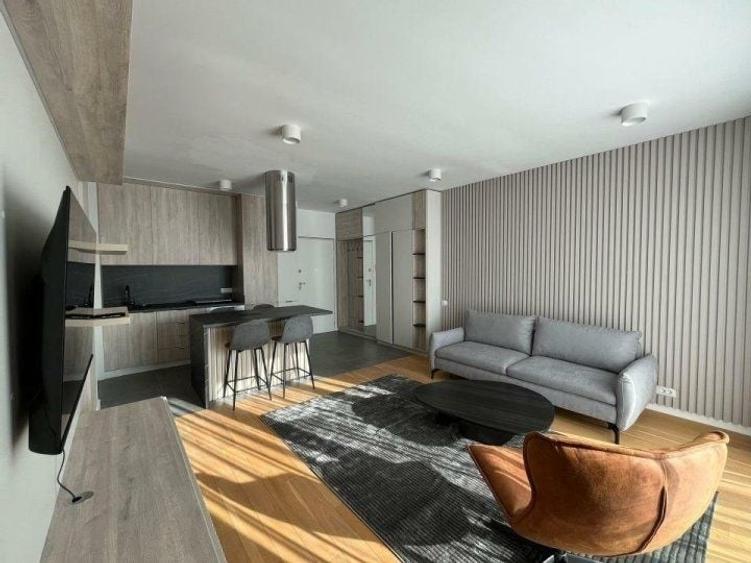 Apartament cu 2 camere semidecomandat, mobilat în Timpuri Noi
