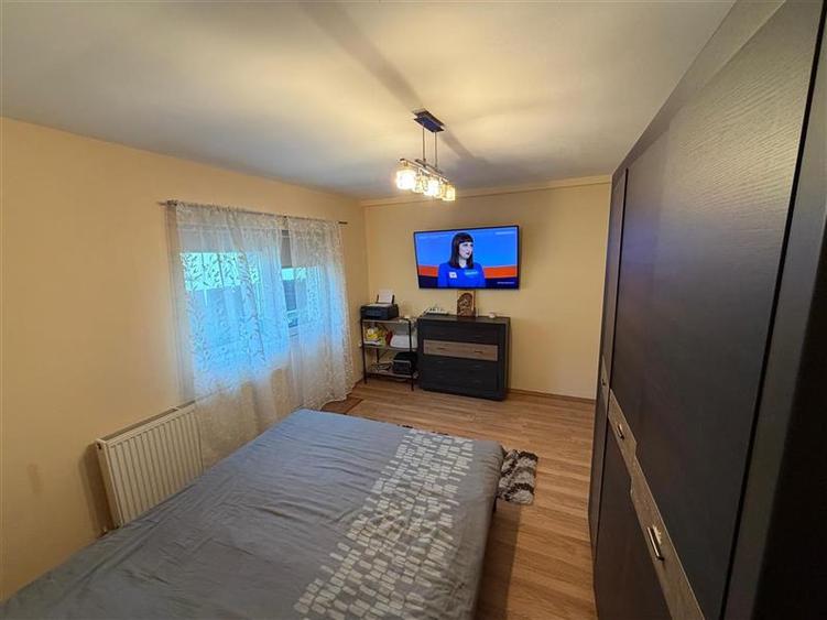 Apartament cu 3 camere semidecomandat, mobilat în Florești