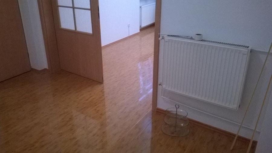 Apartament cu 3 camere decomandat, mobilat în P-ța Victoriei