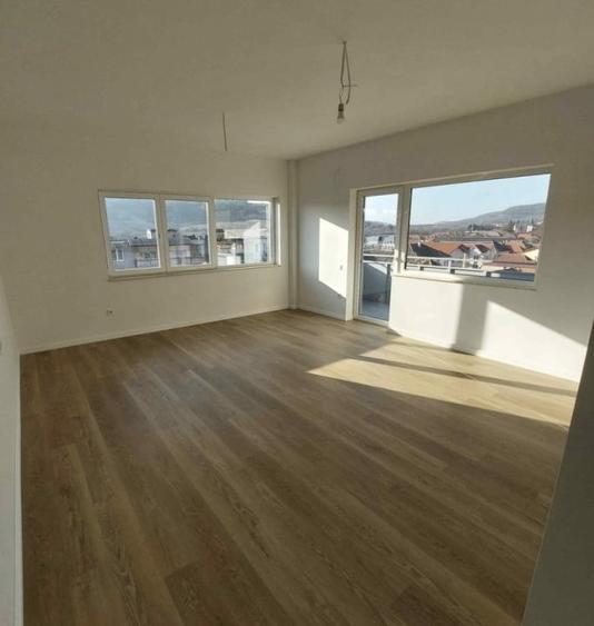 Apartament cu 3 camere semidecomandat în Baciu