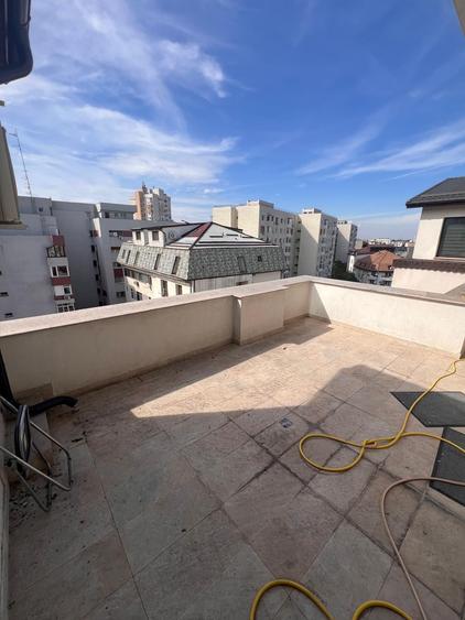 Apartament cu 3 camere semidecomandat în Dorobanți