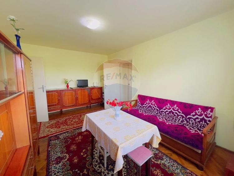 Apartament cu 3 camere semidecomandat, mobilat în Podgoria