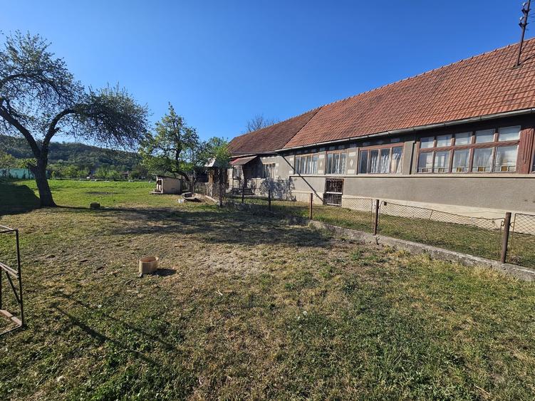 Casă cu 5 camere cu Garaj în Birtin