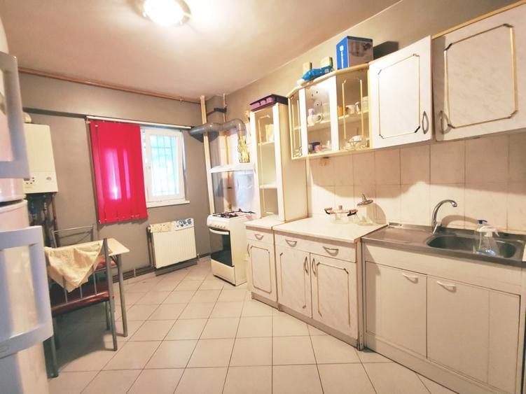 Apartament cu 3 camere decomandat în Păcii