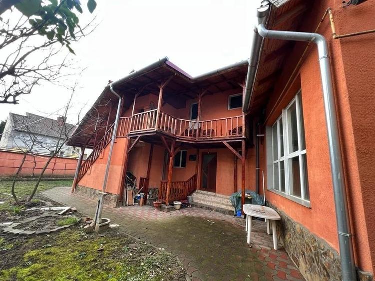 Casă cu 8 camere cu Garaj în Central