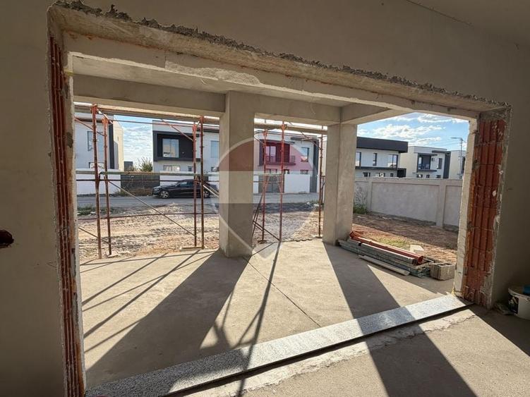 Casă individuală cu 5 camere cu Teren 500 Mp în Central
