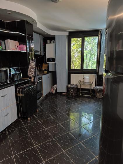 Apartament cu 3 camere decomandat în Drumul Taberei