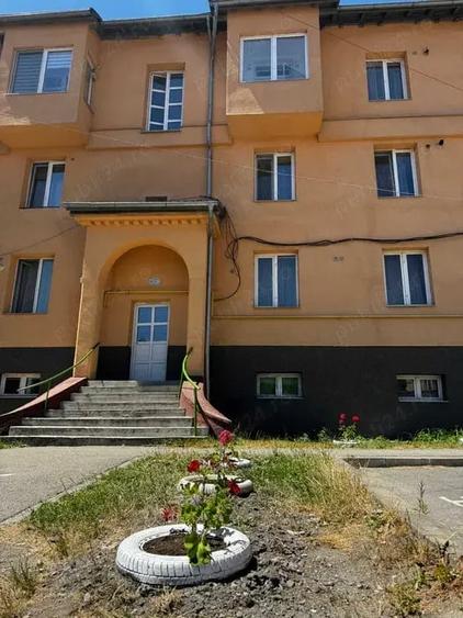 Apartament cu 2 camere decomandat în Petrila
